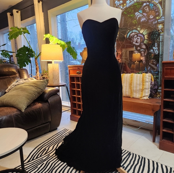 Vintage Victor Costa Black Velvet Sweetheart Neckline Train Gown - Picture 5 of 15